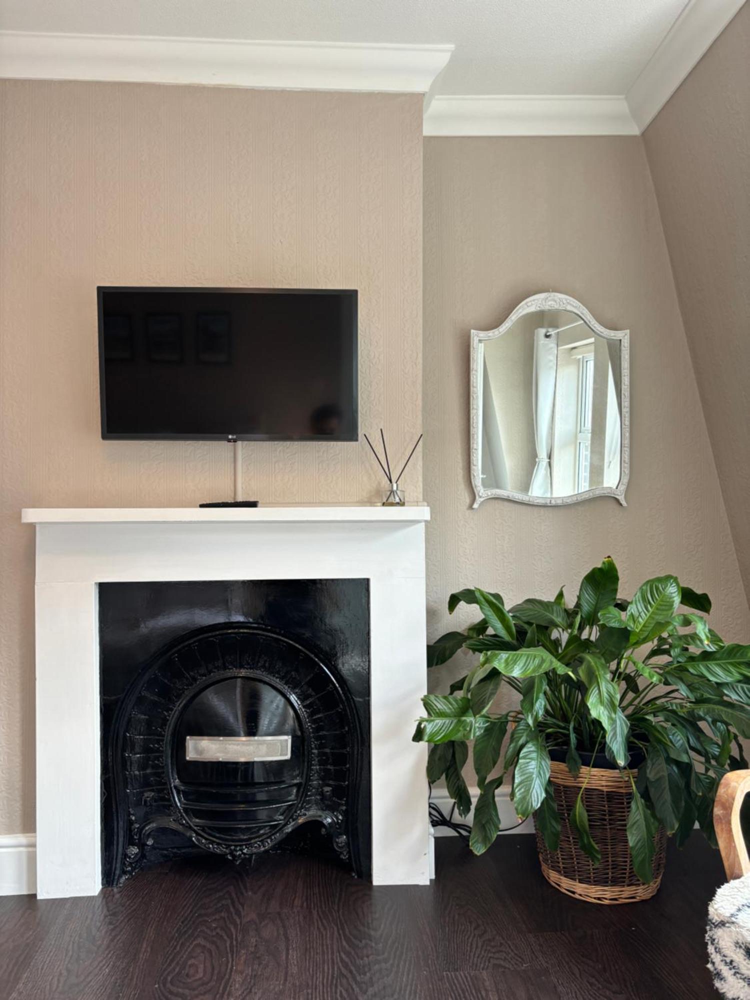 Large East Side Room Above G Grace & Son Tring Bagian luar foto